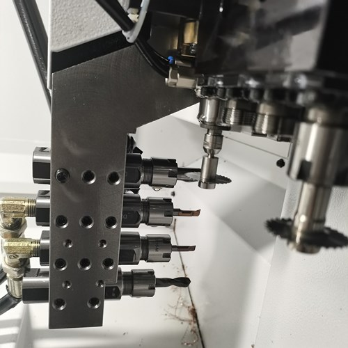 走心機(jī)加鋸片切割.jpg 走心機(jī)加鋸片切割.jpg